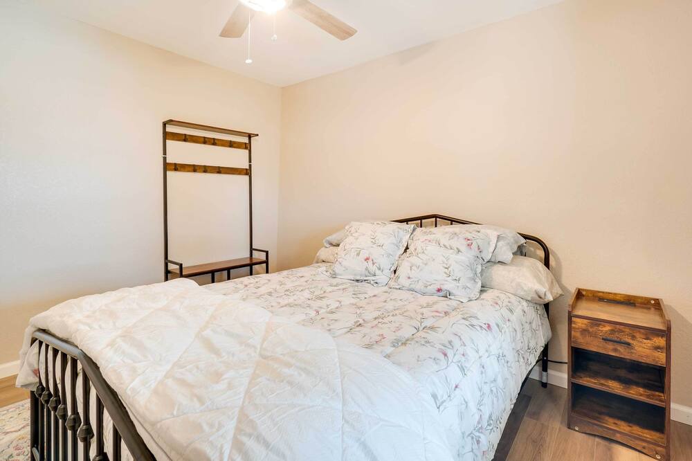 Photo of Bedroom in Flat Hollow Marina