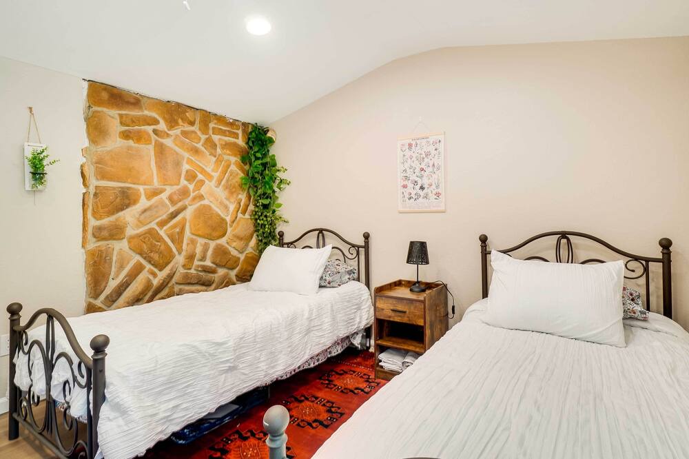 Photo of Bedroom in Flat Hollow Marina