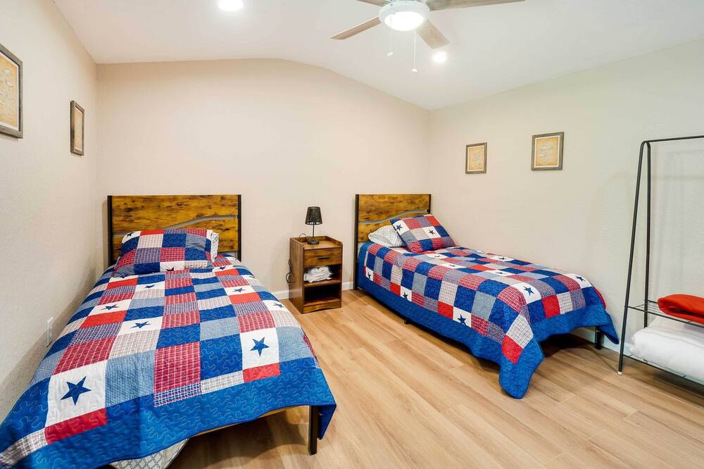 Photo of Bedroom in Flat Hollow Marina