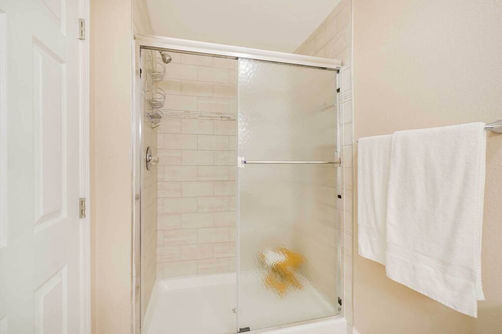 Photo of Bathroom in Flat Hollow Marina