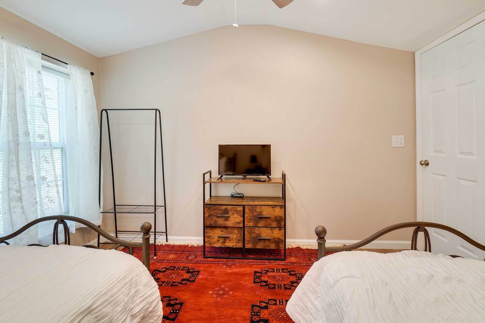 Photo of Bedroom in Flat Hollow Marina
