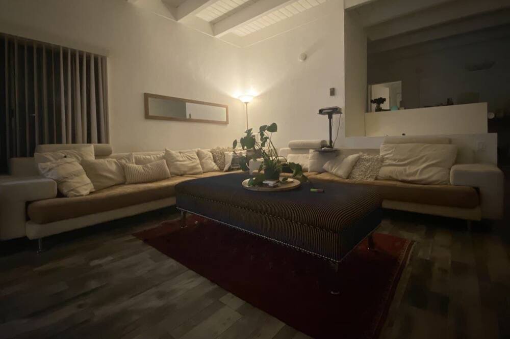 Photo of Livingroom in Beverly Glen
