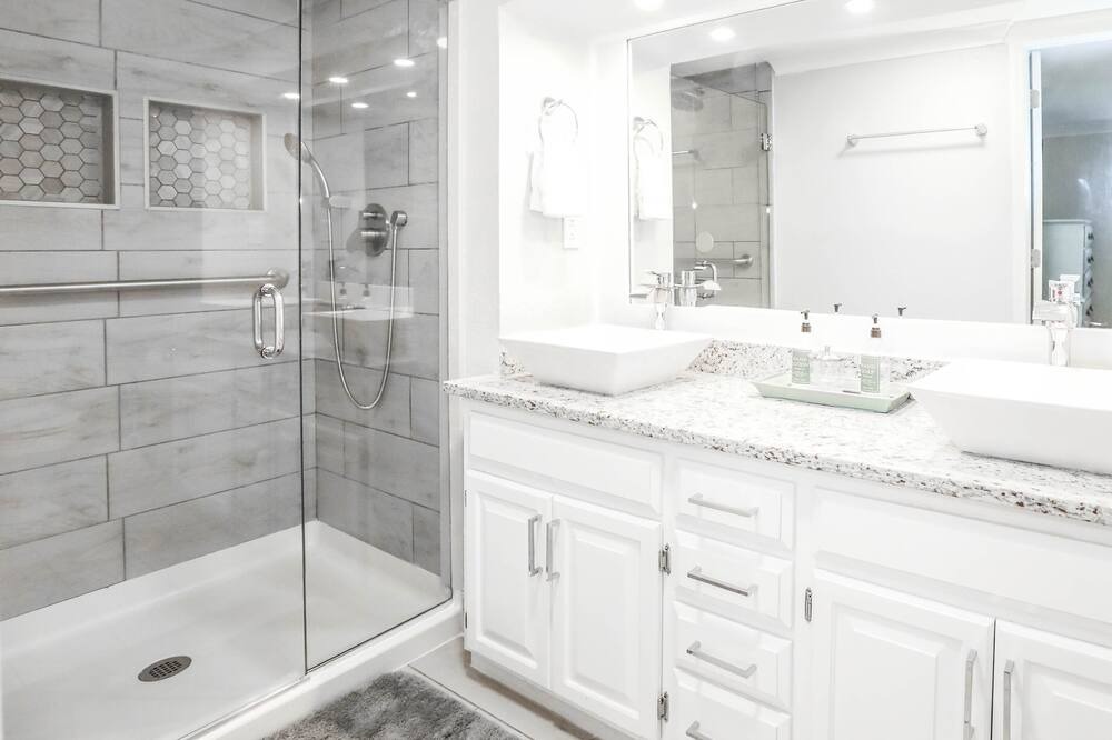 Photo of Bathroom in Lea Manor
