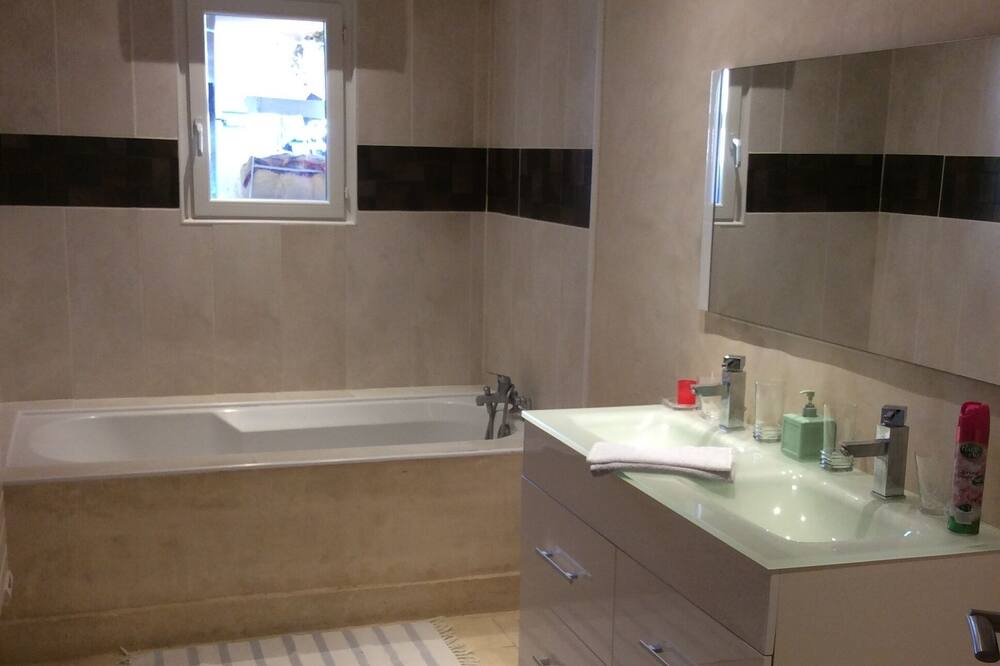 Photo of Bathroom in Saint-Maximin