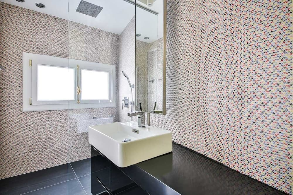 Photo of Bathroom in Quartier de l'Ecole-Militaire