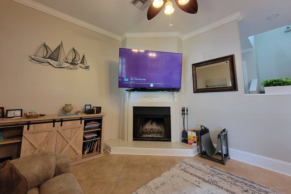 Photo of Livingroom in Madisonville