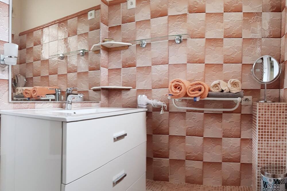 Photo of Bathroom in Tarascon-sur-Ariege