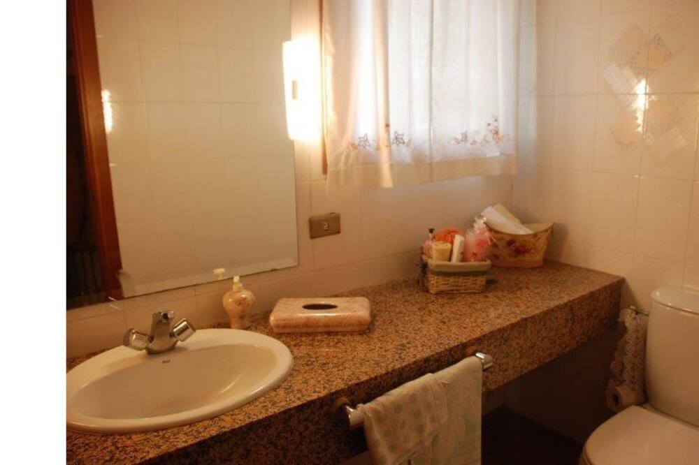 Photo of Bathroom in Roques Daurades