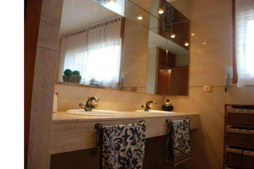 Photo of Bathroom in Roques Daurades