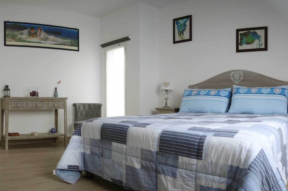 Photo of Bedroom in Saint-Martin-du-Vivier