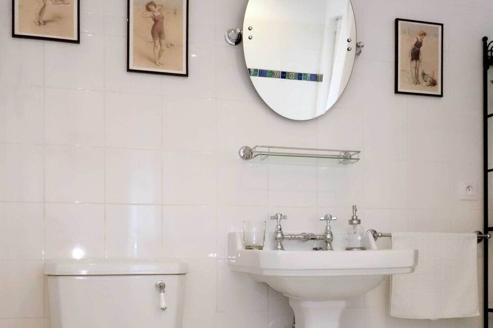Photo of Bathroom in Saint-Martin-du-Vivier