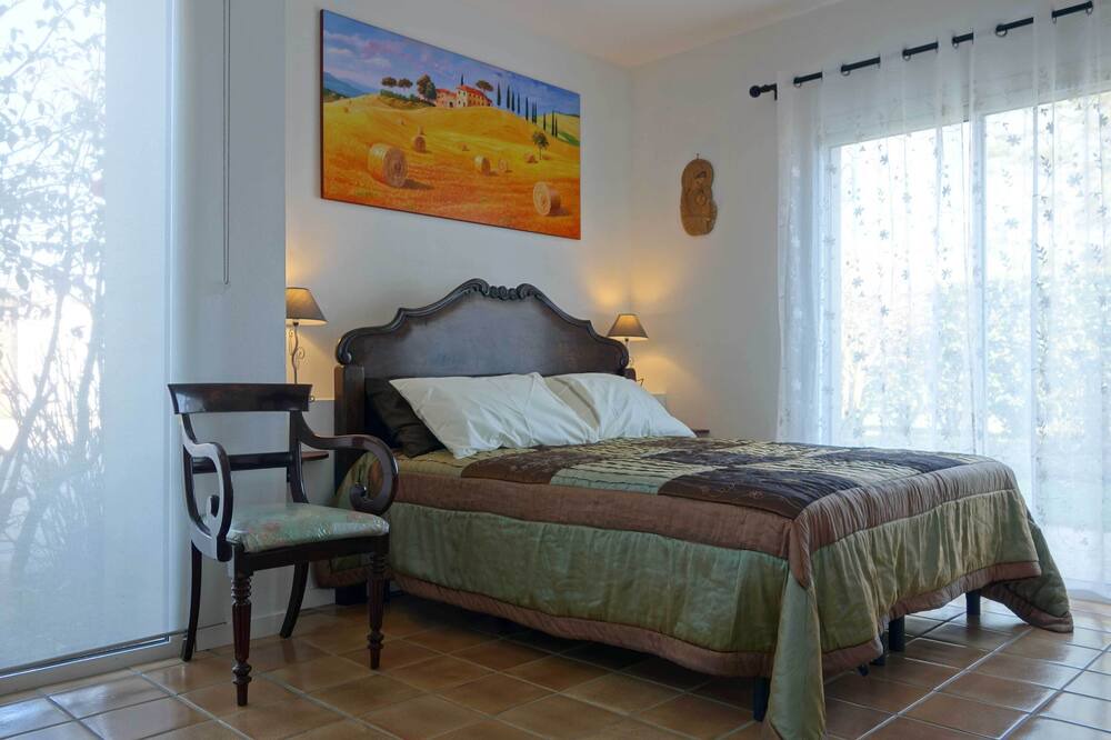 Photo of Bedroom in Saint-Martin-du-Vivier