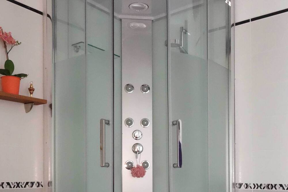 Photo of Bathroom in Saint-Martin-du-Vivier