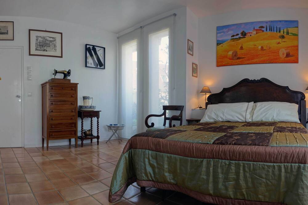 Photo of Bedroom in Saint-Martin-du-Vivier