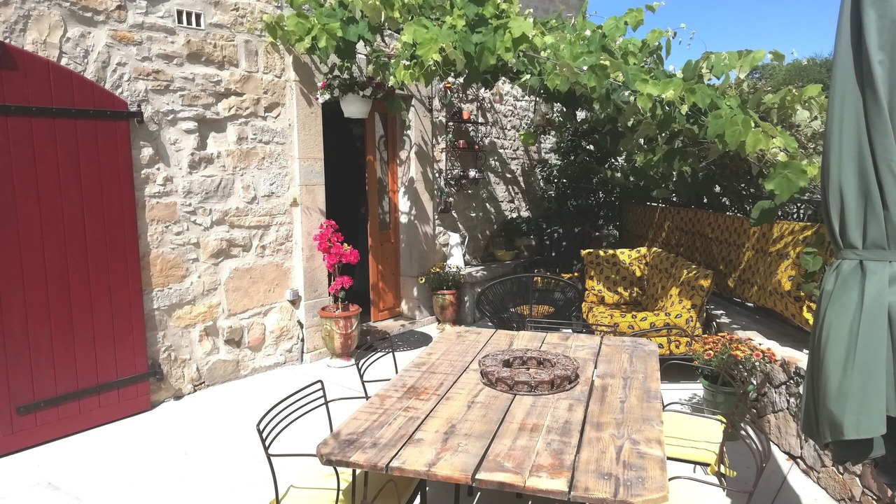Photo of Outdoor in Claret