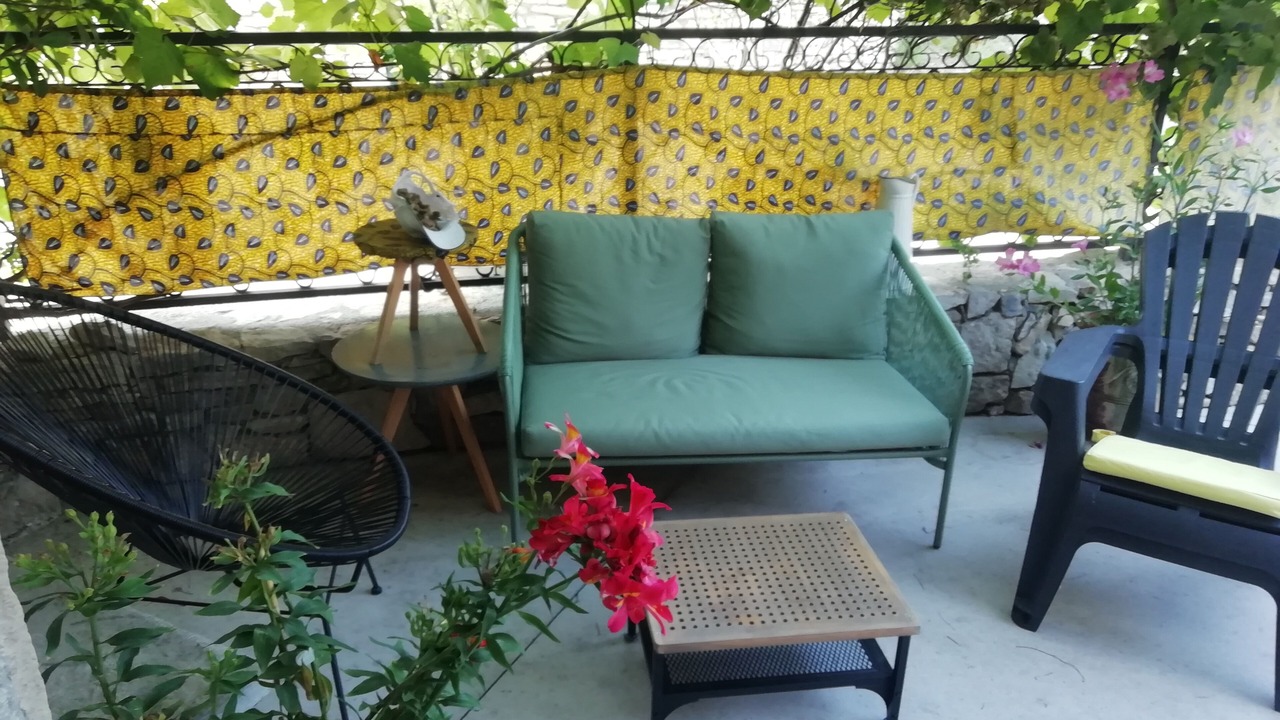 Photo of Outdoor in Claret