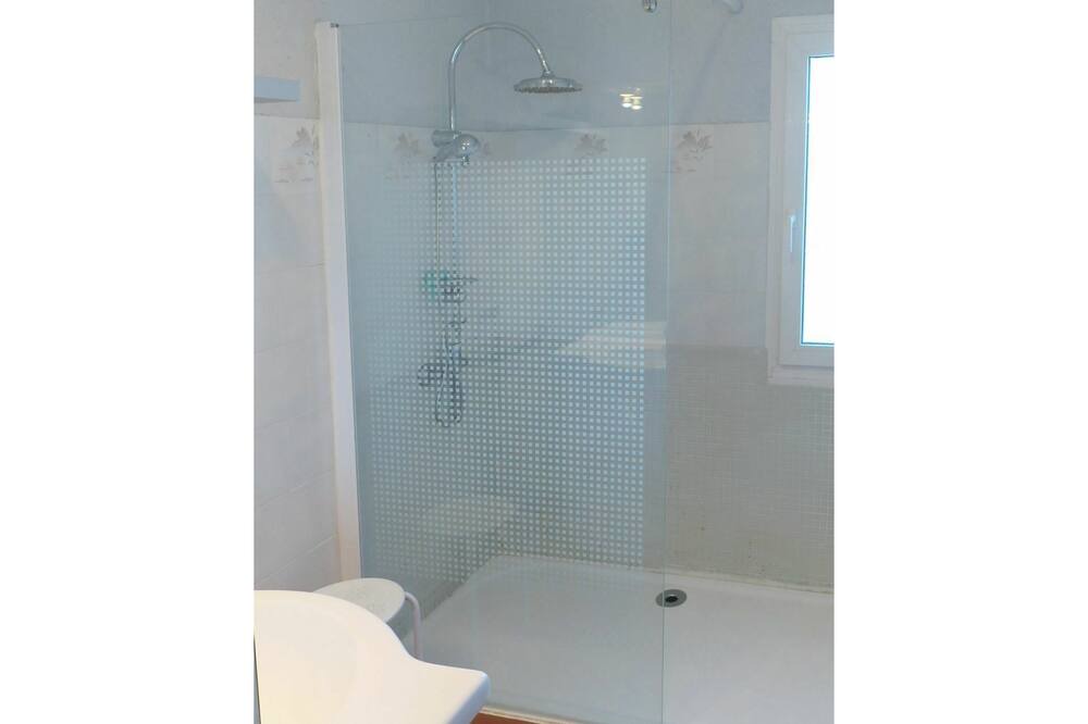 Photo of Bathroom in L'Honor-de-Cos