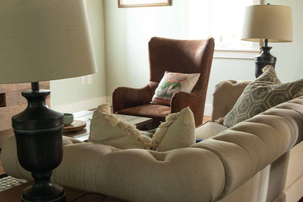 Photo of Livingroom in New Midway
