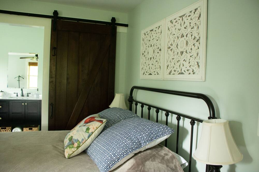 Photo of Bedroom in New Midway