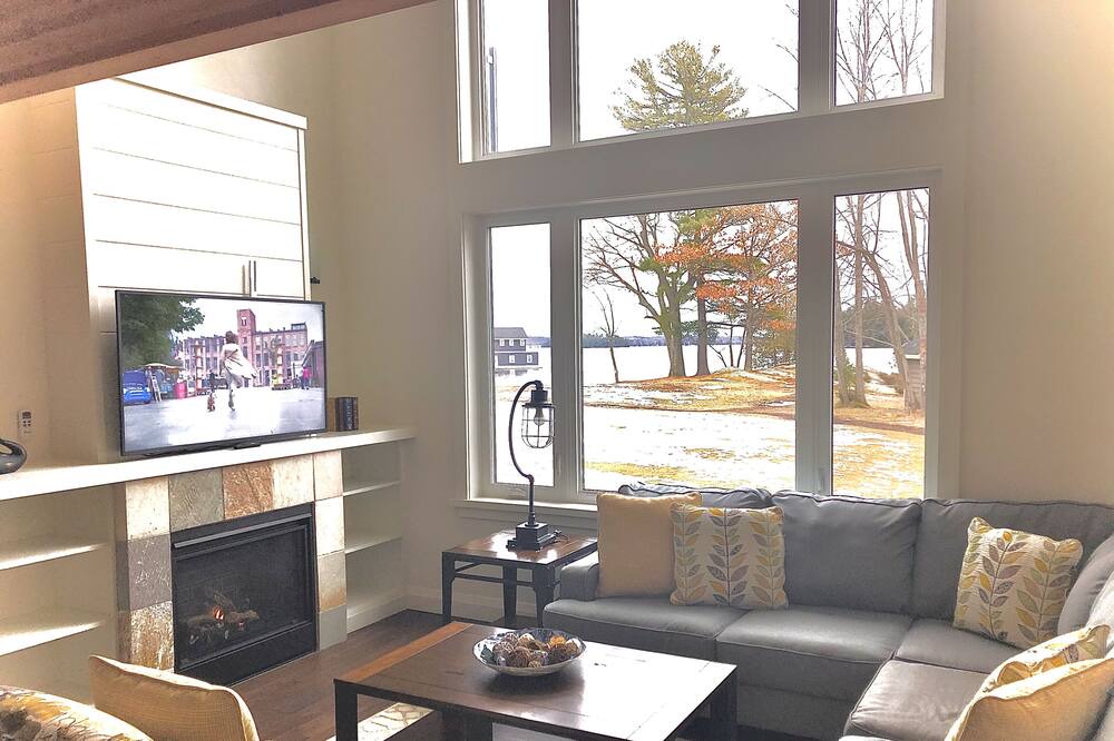Photo of Livingroom in Muskoka Lakes