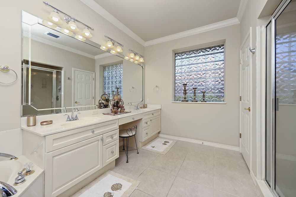 Photo of Bathroom in Avalon Beach Estates