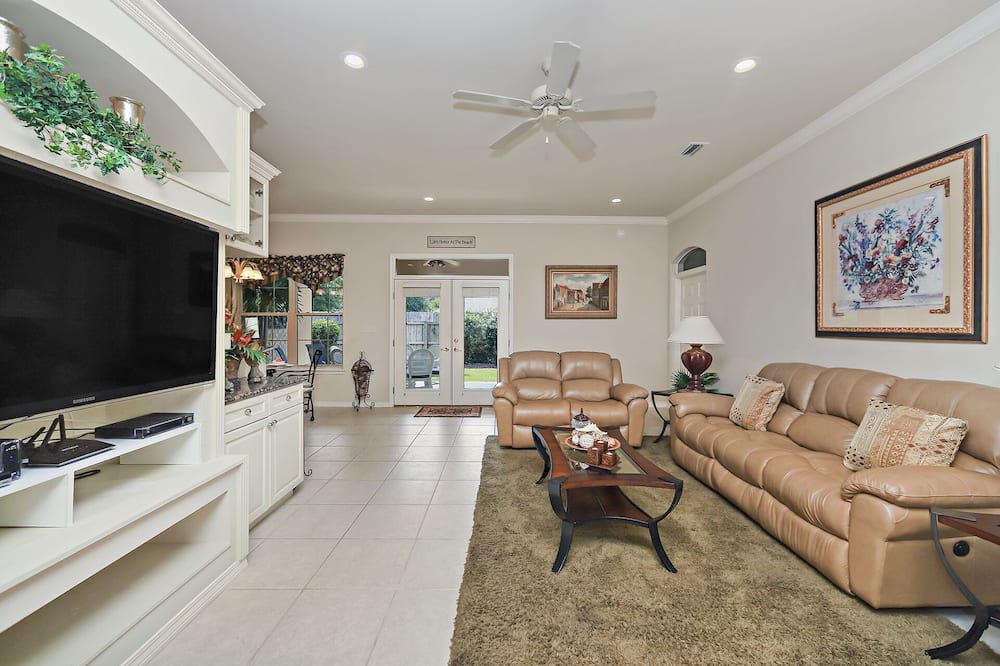 Photo of Livingroom in Avalon Beach Estates