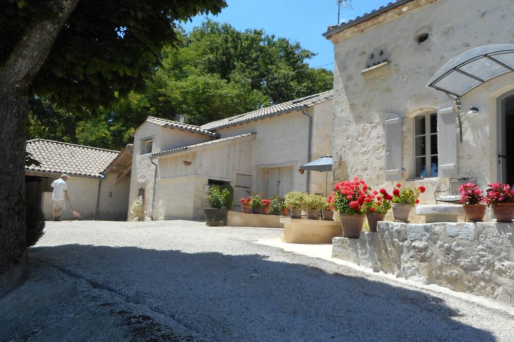 Photo of Outdoor in Sainte-Colombe-de-Villeneuve