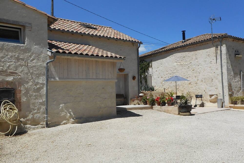 Photo of Outdoor in Sainte-Colombe-de-Villeneuve