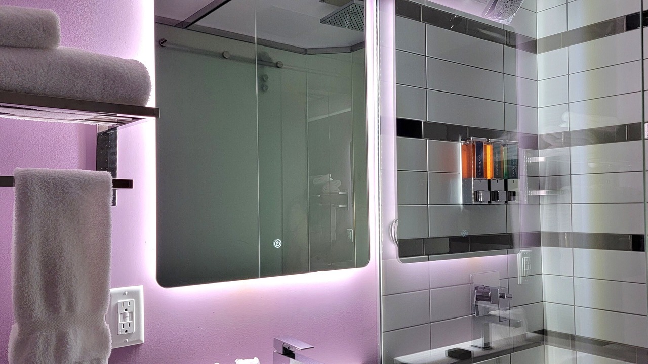 Photo of Others in Queens Square