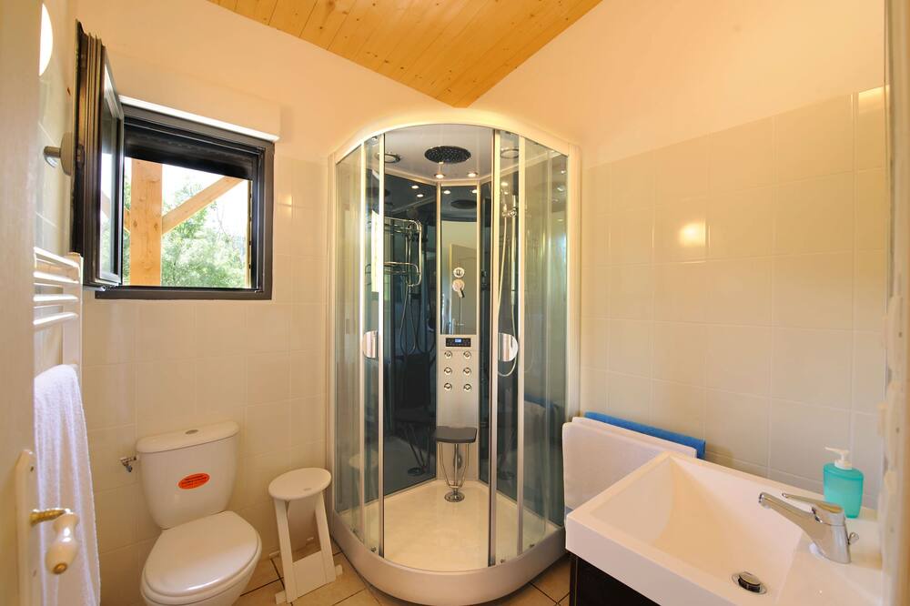 Photo of Bathroom in Roquetaillade