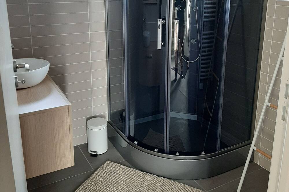 Photo of Bathroom in Gesnes-le-Gandelin