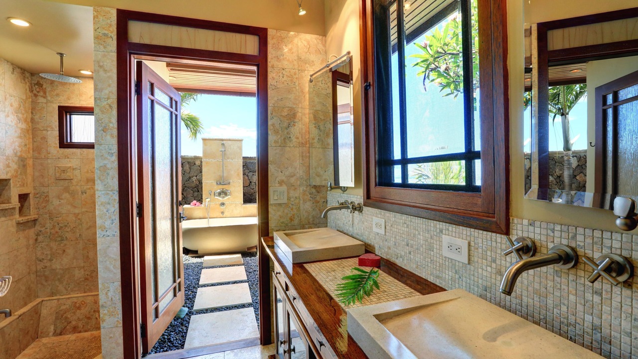 Photo of Bathroom in Historic Lahaina Front Street
