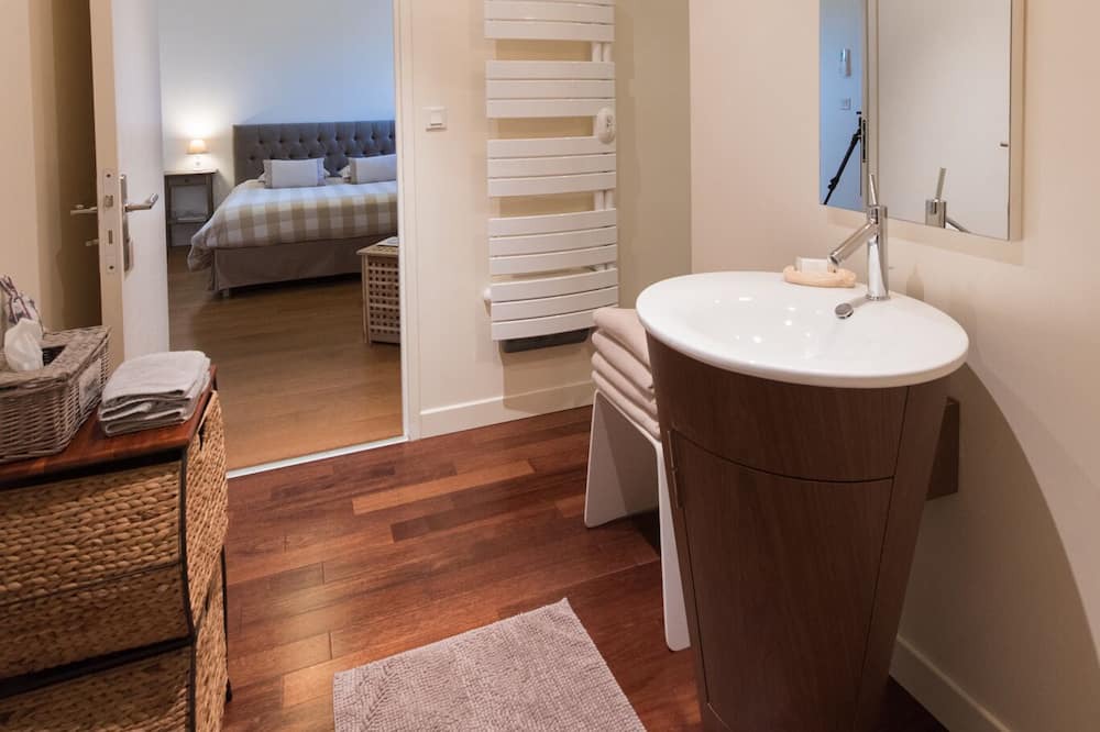 Photo of Bathroom in Ouveillan