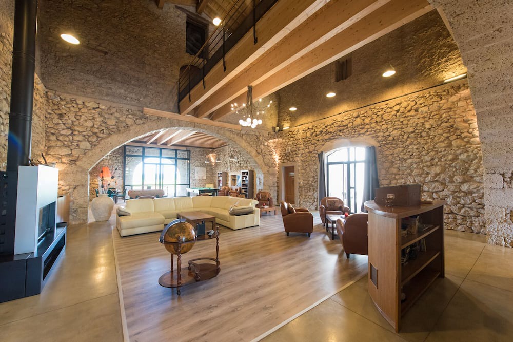 Photo of Livingroom in Ouveillan