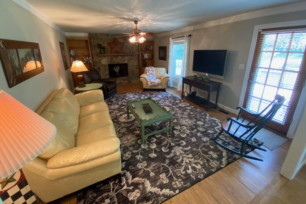 Photo of Livingroom in Round Hill