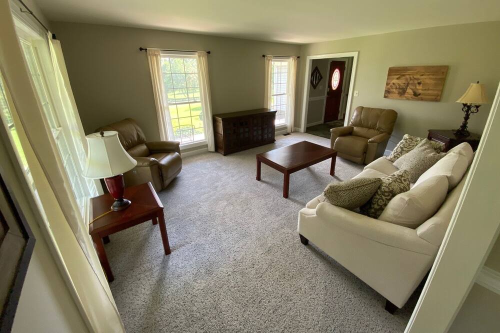 Photo of Livingroom in Round Hill