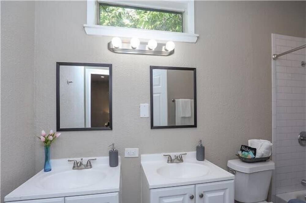 Photo of Bathroom in Pasadena
