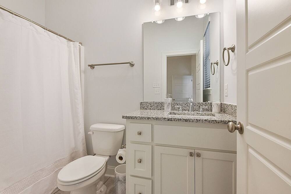 Photo of Bathroom in Highlands - Perkins