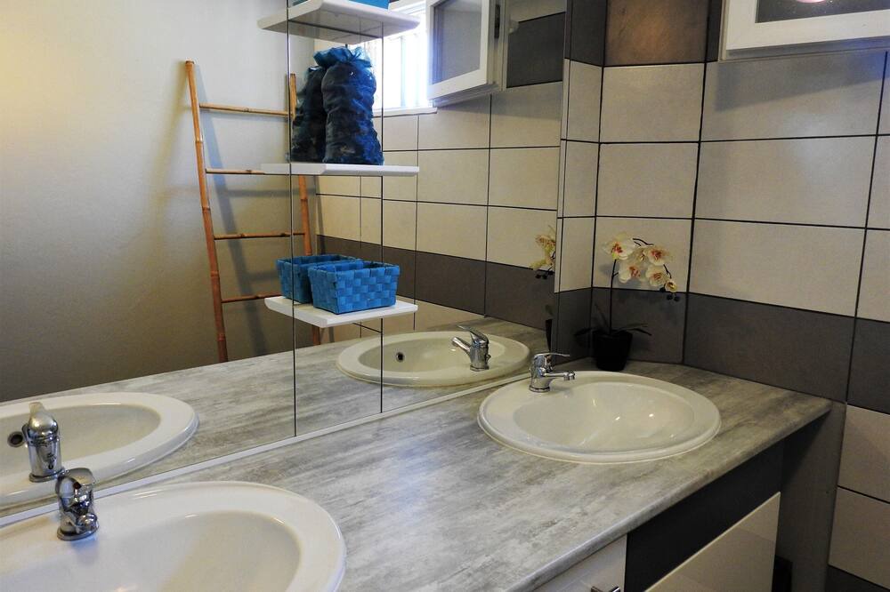 Photo of Bathroom in Ambrault