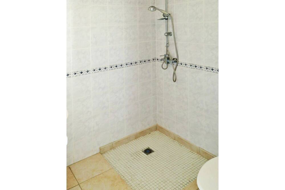 Photo of Bathroom in L'Honor-de-Cos