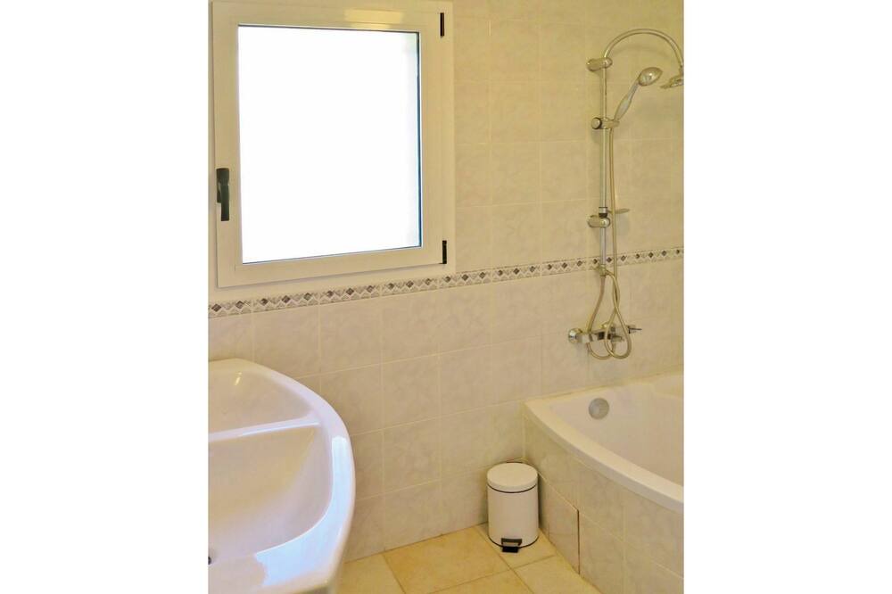 Photo of Bathroom in L'Honor-de-Cos