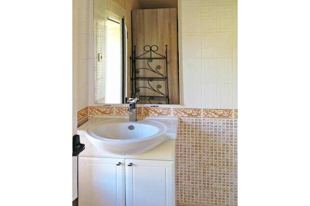 Photo of Bathroom in L'Honor-de-Cos