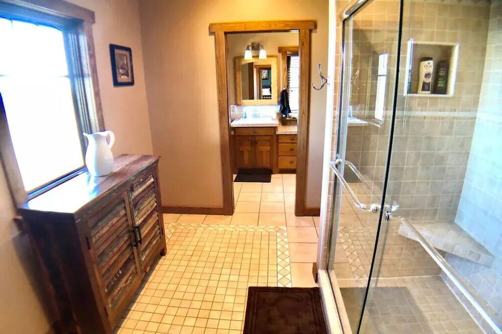 Photo of Bathroom in Golden