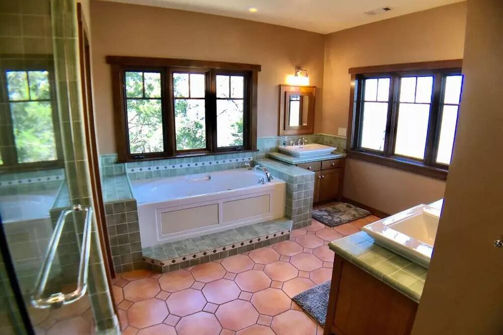 Photo of Bathroom in Golden