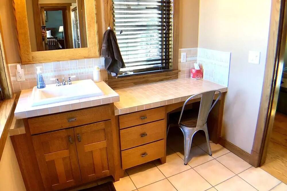 Photo of Bathroom in Golden