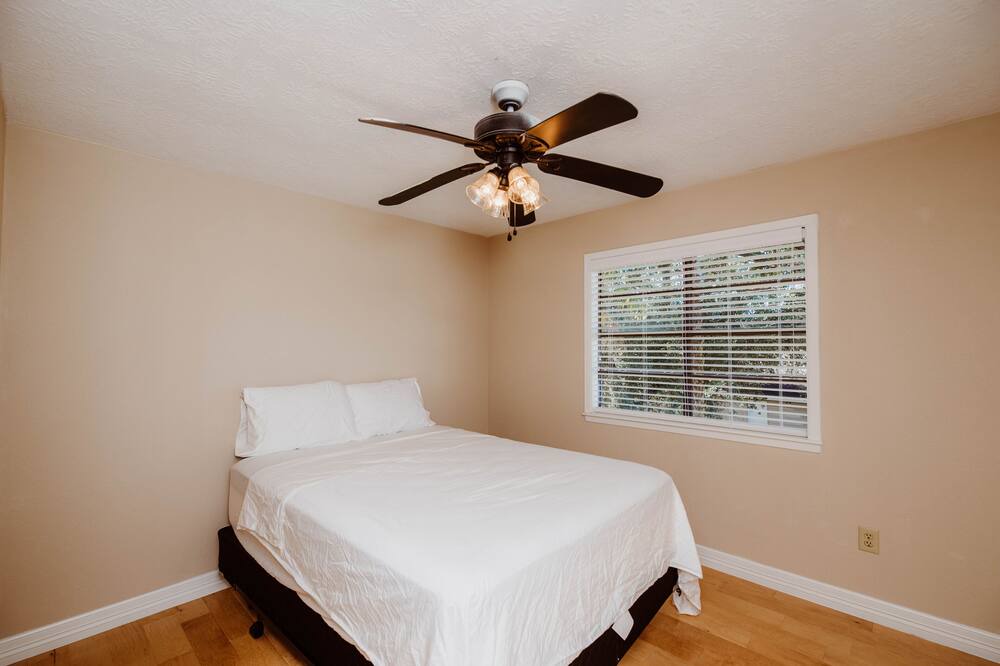 Photo of Bedroom in Lakeview  Jefferson County