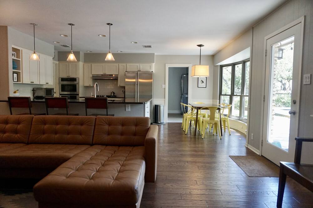 Photo of Livingroom in Westover Hills