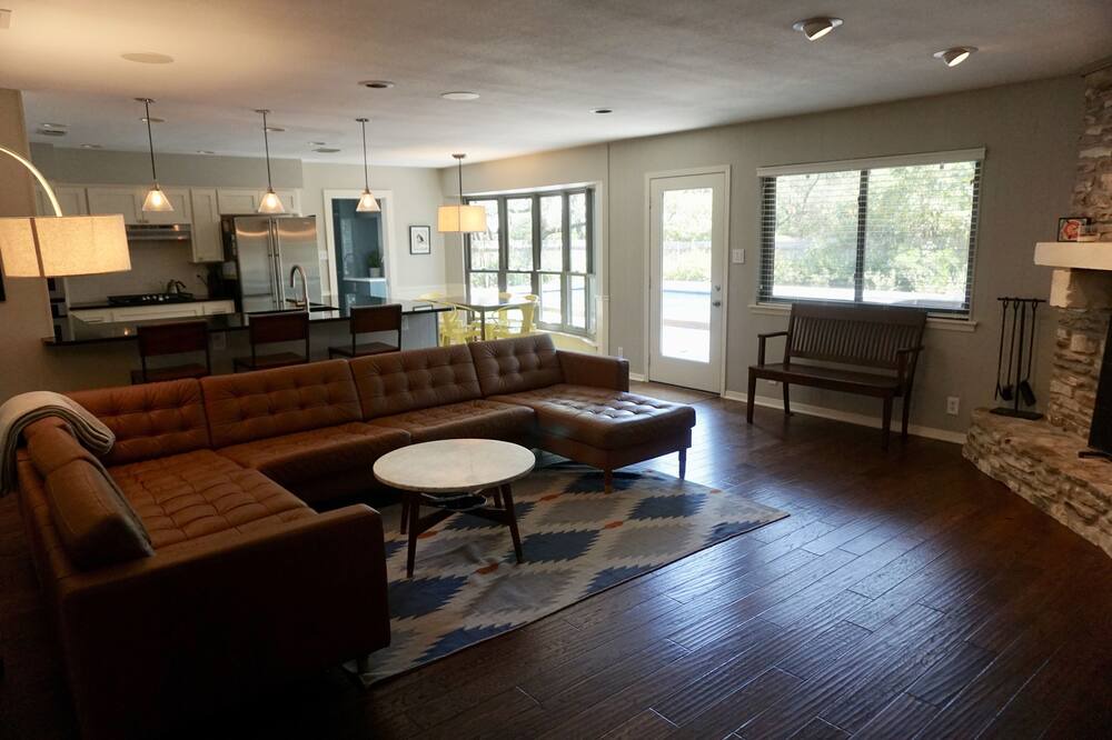 Photo of Livingroom in Westover Hills