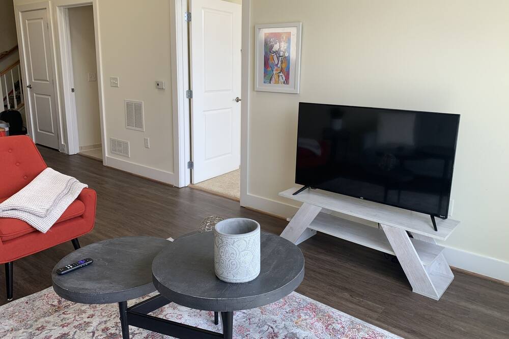 Photo of Livingroom in Jefferson Manor