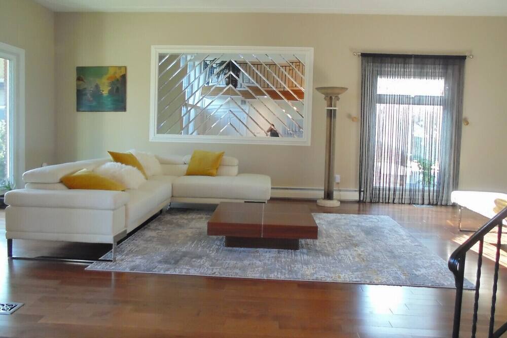 Photo of Livingroom in Stoney Creek